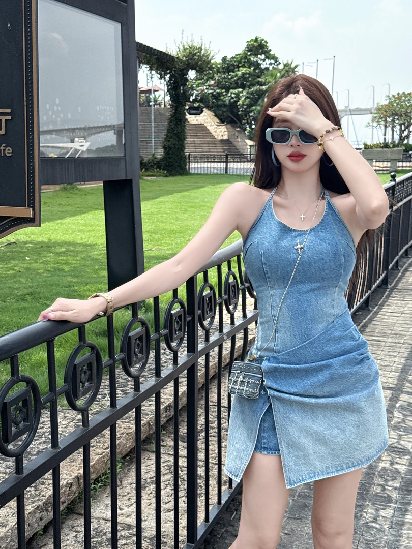 【十一家】丹宁美学 夏季新款修身显瘦收腰叠褶挂脖牛仔连衣裙E3198