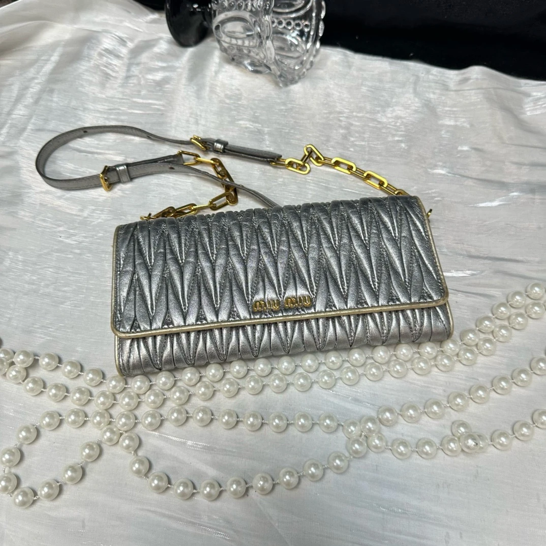 95新 MIU MIU/缪缪 miumiu珠光银褶皱woc斜挎包