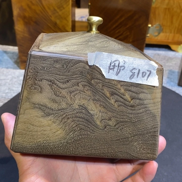 金丝楠阴沉木方盒上漆
