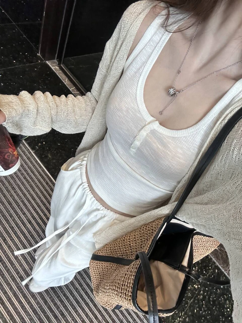 杨十七  U领坑条纽扣短袖  白色打底T恤短袖/背心