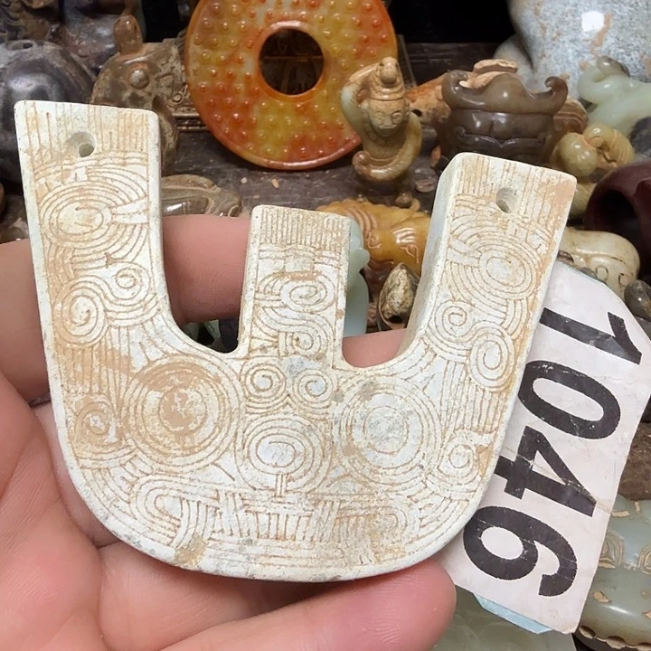 透闪石-蛇纹石玉未镶嵌颈饰