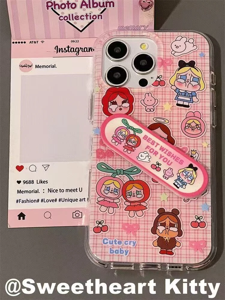 粉格纹可爱满屏哭娃适用苹果16Pro手机壳vivo华为oppo小米15防摔