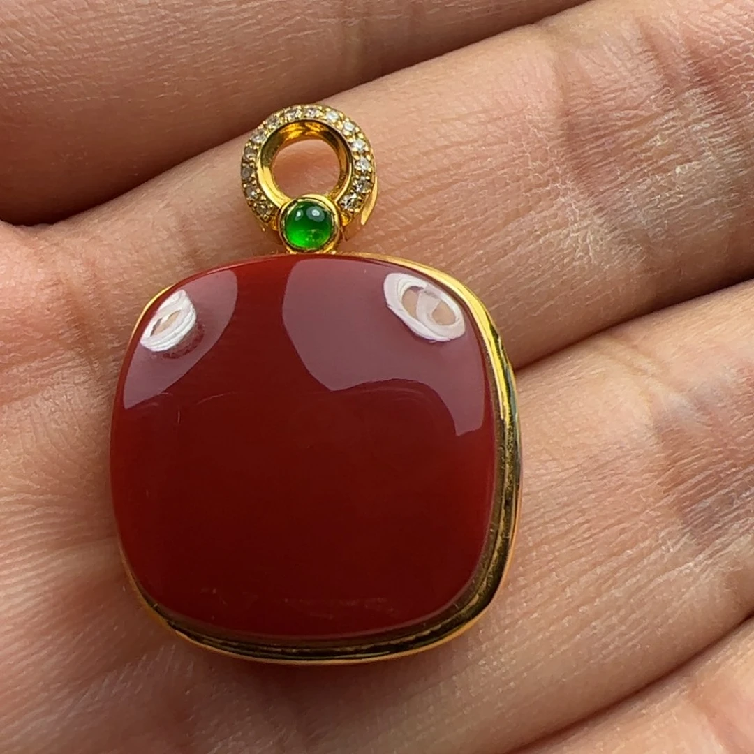 18K金镶嵌吊坠南红玛瑙