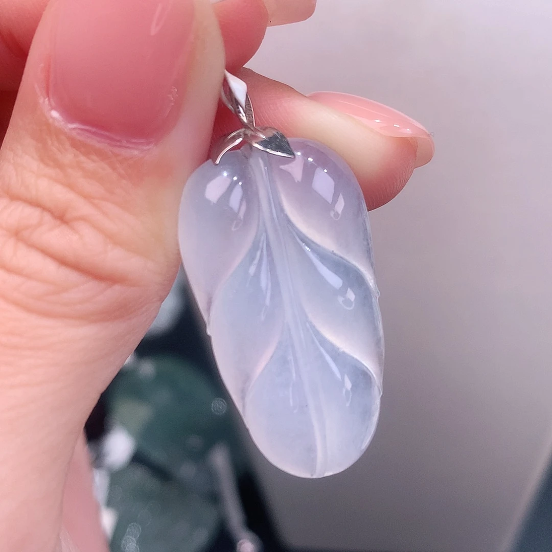 颈饰18K金镶嵌翡翠白冰叶子