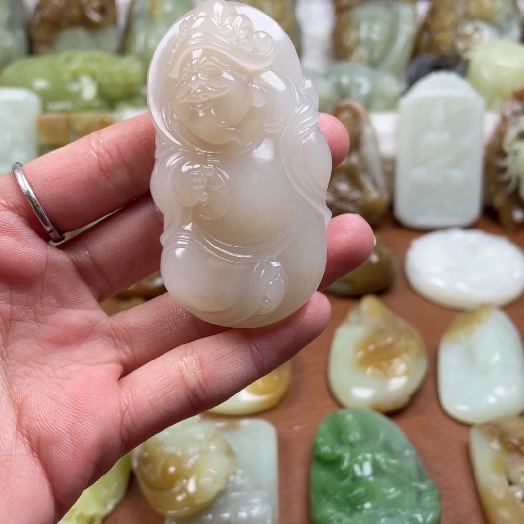 平***路和田玉未镶嵌颈饰