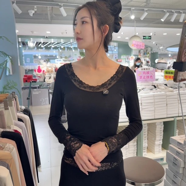 24298高定秋冬新款轻奢风U领蕾丝拼接修身显瘦