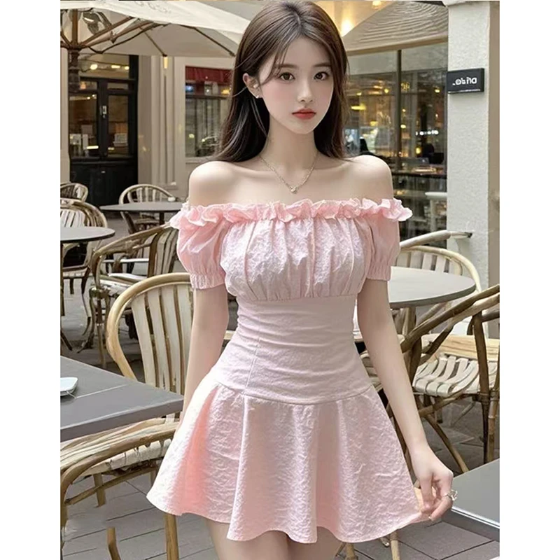 【B Y】2025新款一字肩收腰甜美风性感百褶裙法式名媛短袖连衣裙女