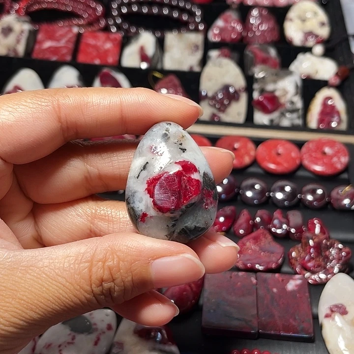 天然辰砂原石吊坠