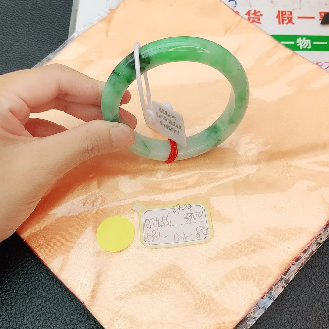 翡翠手镯未镶嵌翡翠