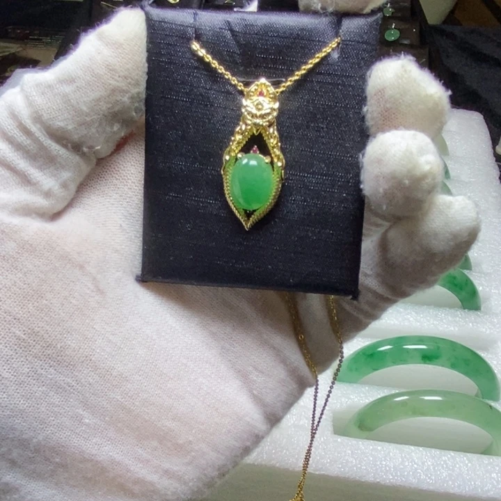 石英质玉（非洲翠）未镶嵌颈饰