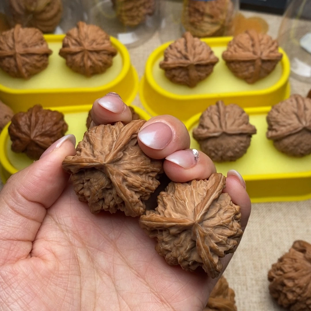 姜***乐文玩核桃三棱39………………