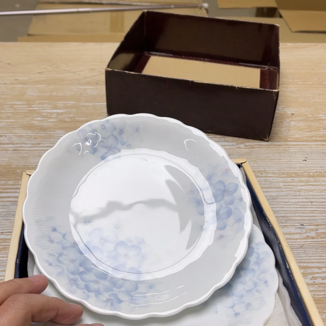 瓷片密密麻麻地排列着一个