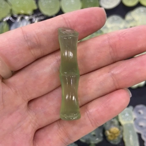 蛇纹石玉挂坠未镶嵌