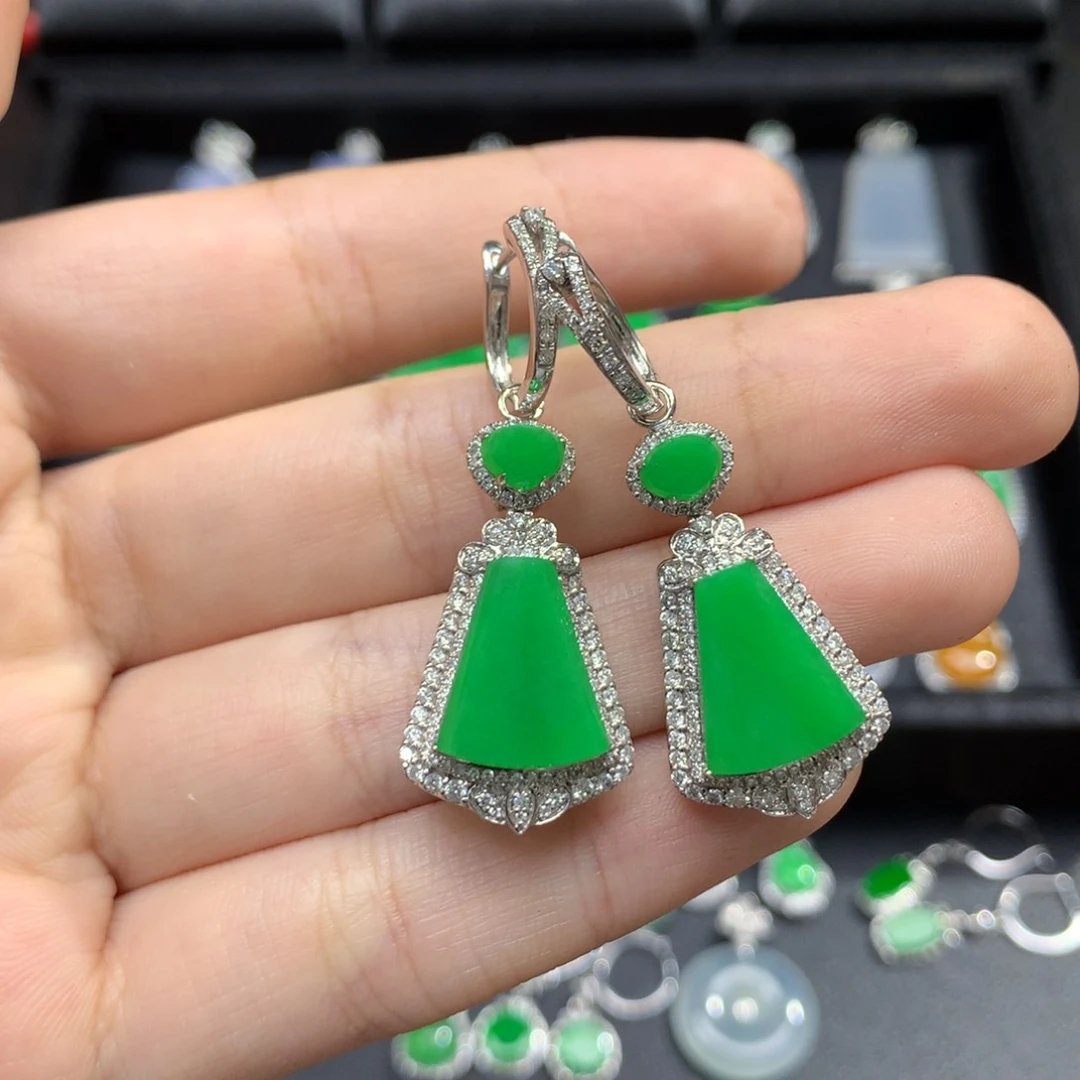 18K金镶嵌翡翠耳饰