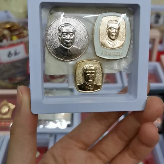 其他普通金属雲**督红藏纪念章3枚