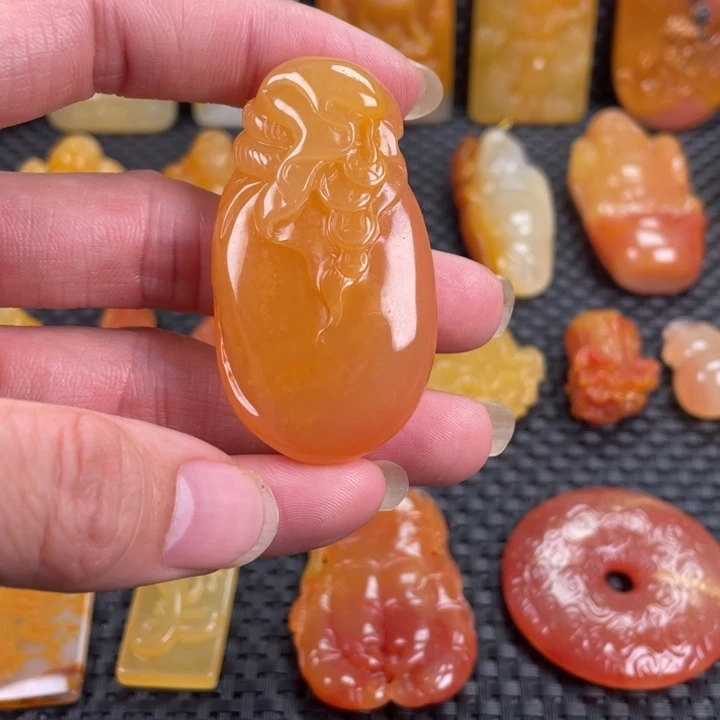 石英质玉（黄龙玉）未镶嵌颈饰