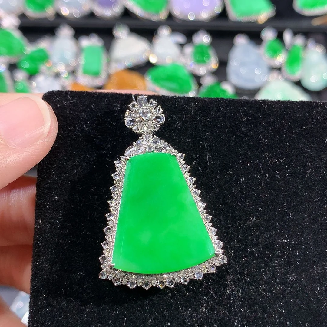 翡翠18K金镶嵌颈饰