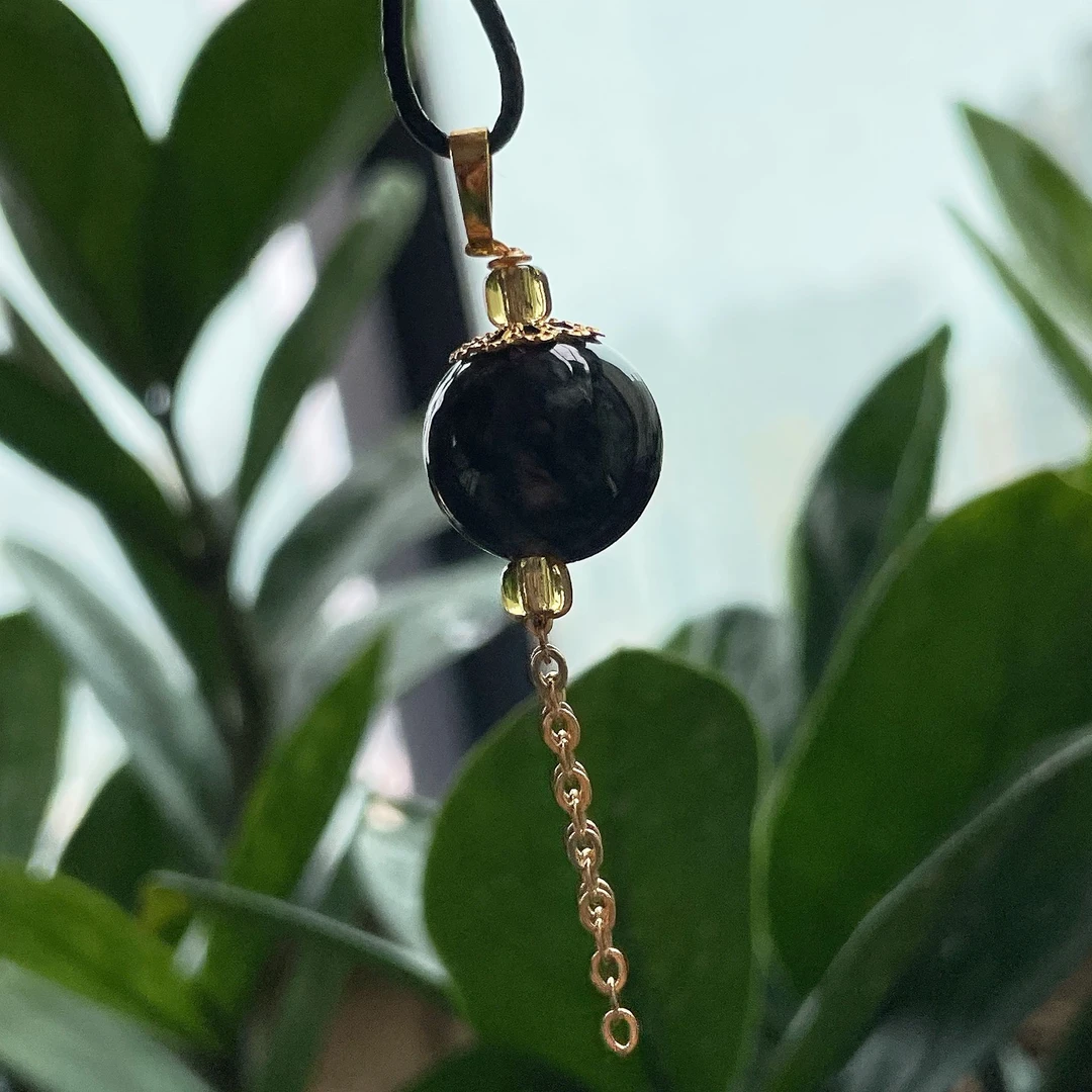 天然A货翡翠黑色乌鸡翡翠圆珠吊坠