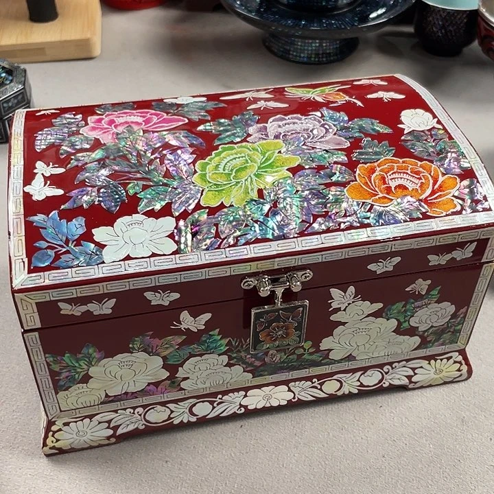 嵌螺枕头花开祥瑞宝石盒