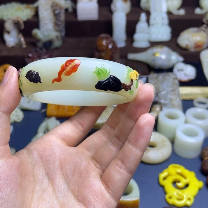 伯***）颈饰未镶嵌和田玉