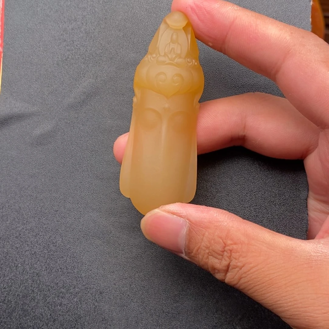 朱***艺石英质玉未镶嵌颈饰