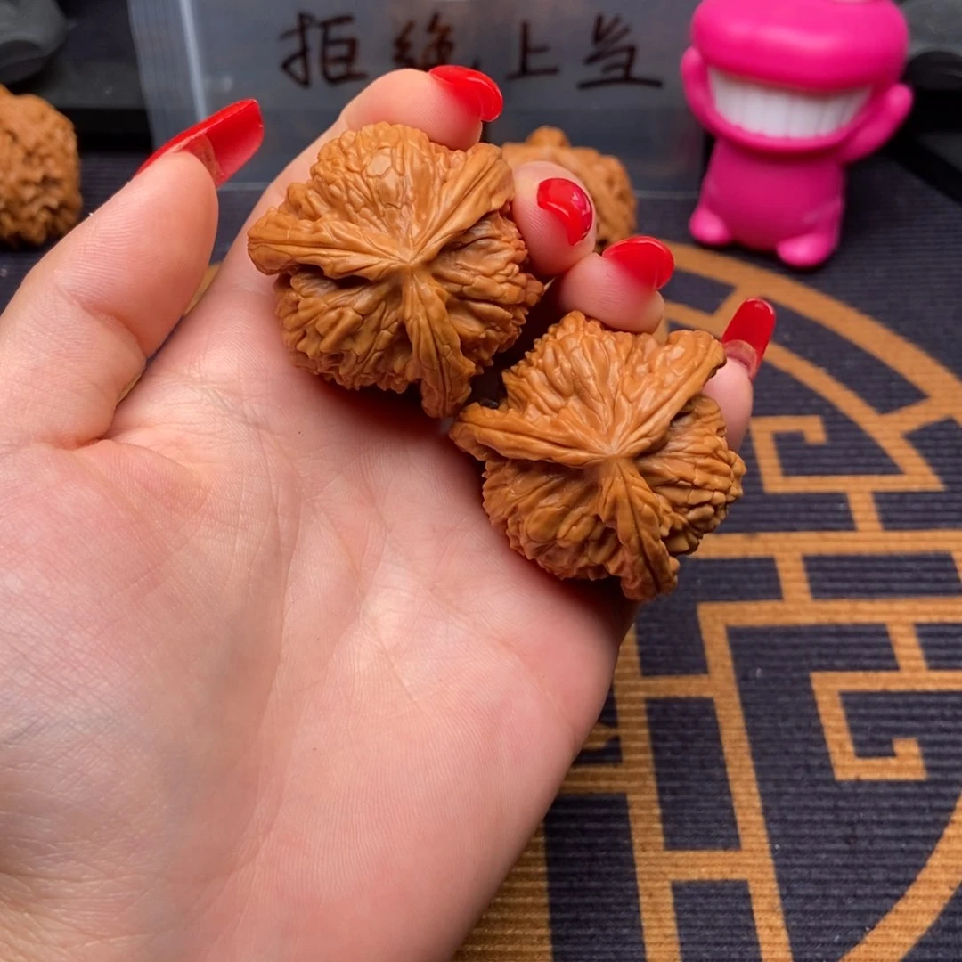 文玩核桃吊坠真**生白狮