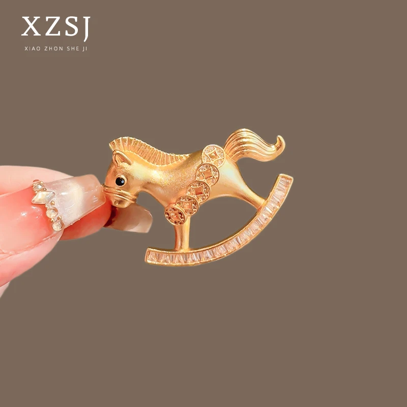 铜锆石胸针 马上有钱小马驹胸花古法金木马别针轻奢新款大衣配饰