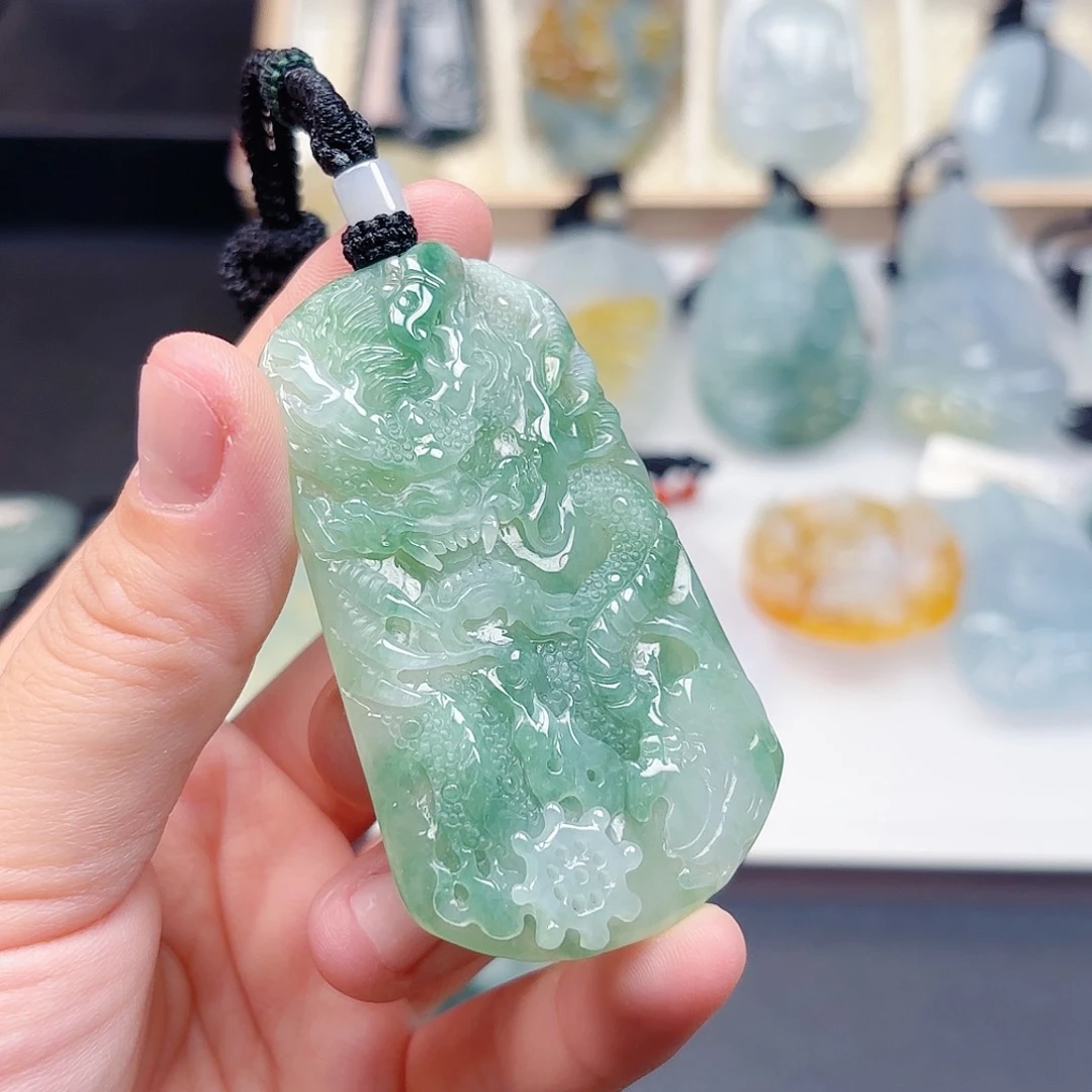 金***哥翡翠未镶嵌颈饰龙