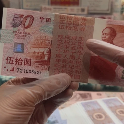 今**悔这么些人在外面吃东西呢