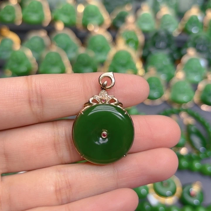 颈饰18K金镶嵌和田玉（碧玉）