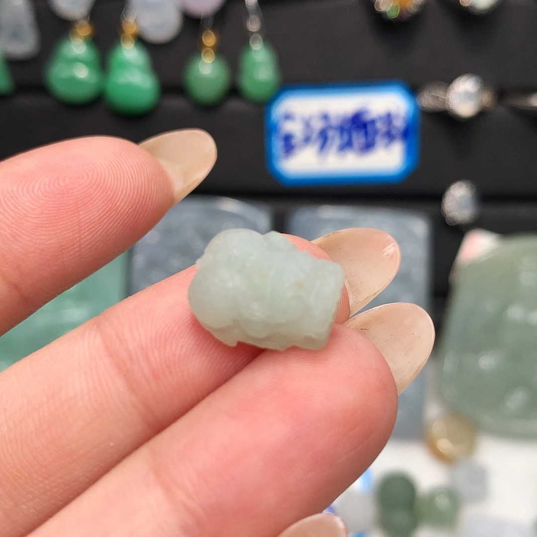 翡翠未镶嵌颈饰貔貅