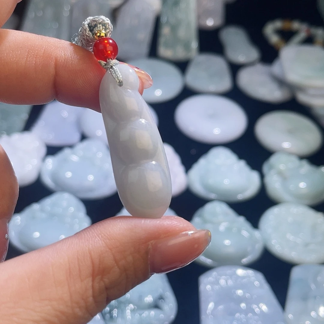 翡翠未镶嵌颈饰福豆