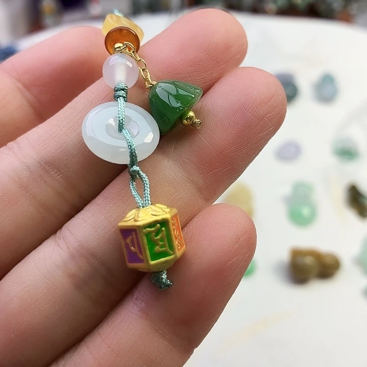 翡翠未镶嵌颈饰六字箴言