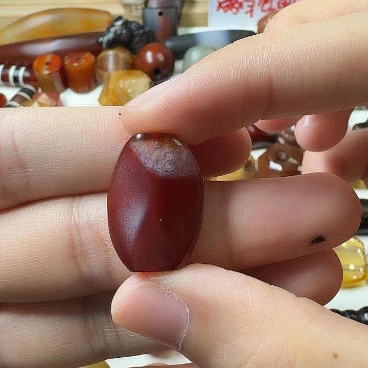 万***，未镶嵌玛瑙珠子（带绳子）玛瑙/玉髓