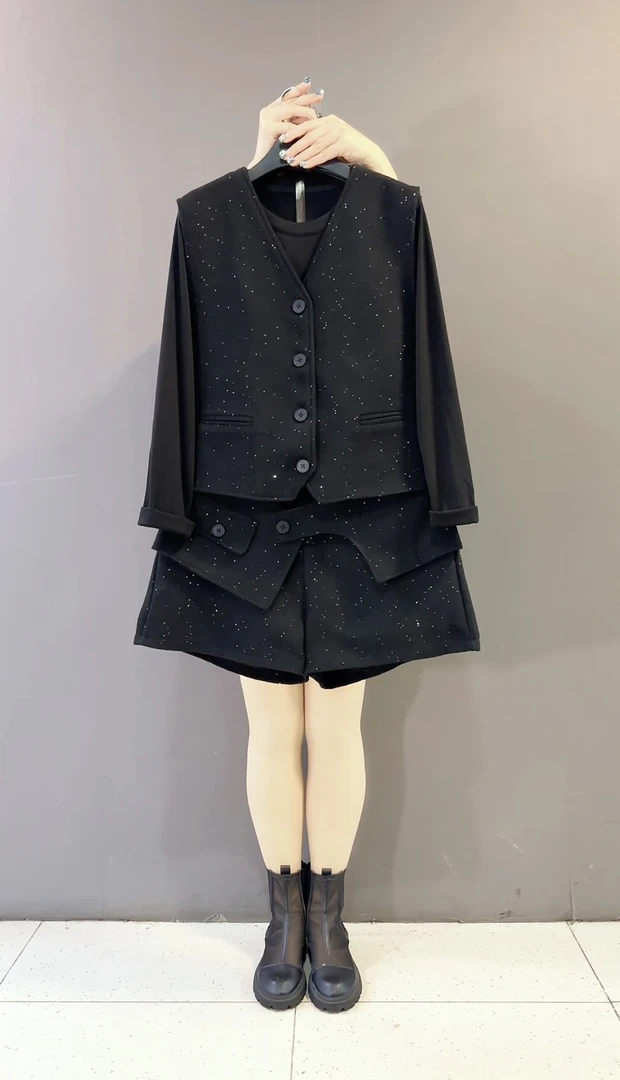 2025秋冬新款时尚显瘦气质网红马甲小衫短裤女高级百搭三件套