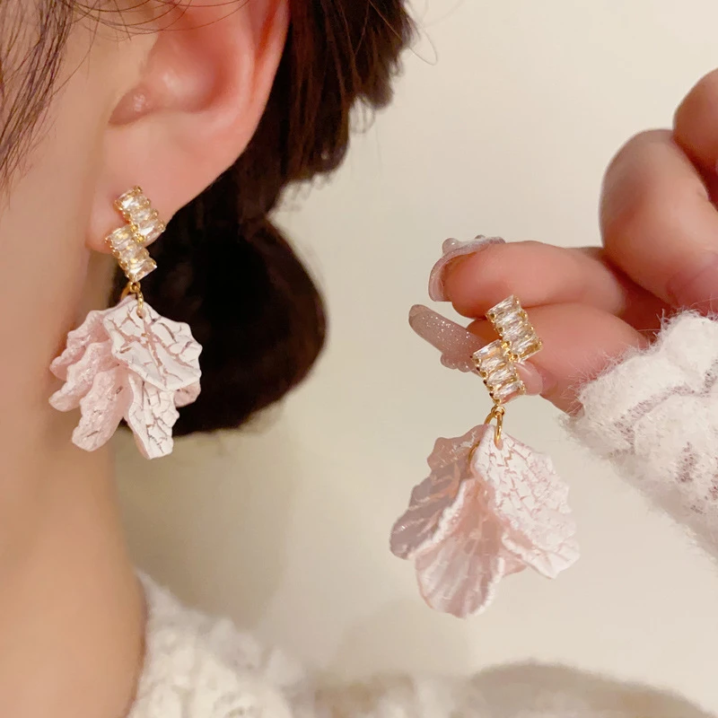 铜合金耳饰 轻奢时尚银针个性几何微镶锆石裂纹花瓣耳环百搭.气质