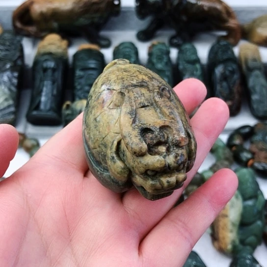 未镶嵌岫岩河磨玉（透闪石质玉）把件