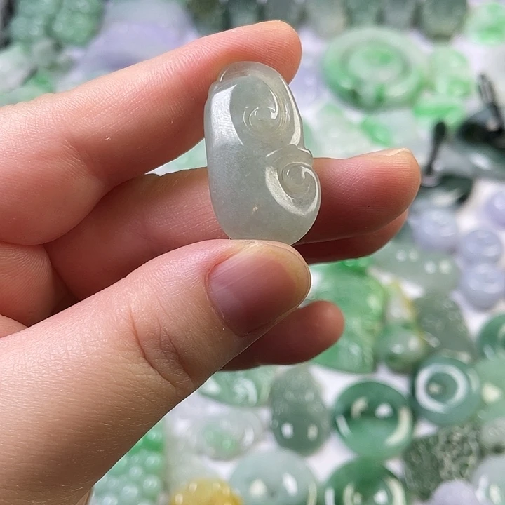 翡翠未镶嵌颈饰如意