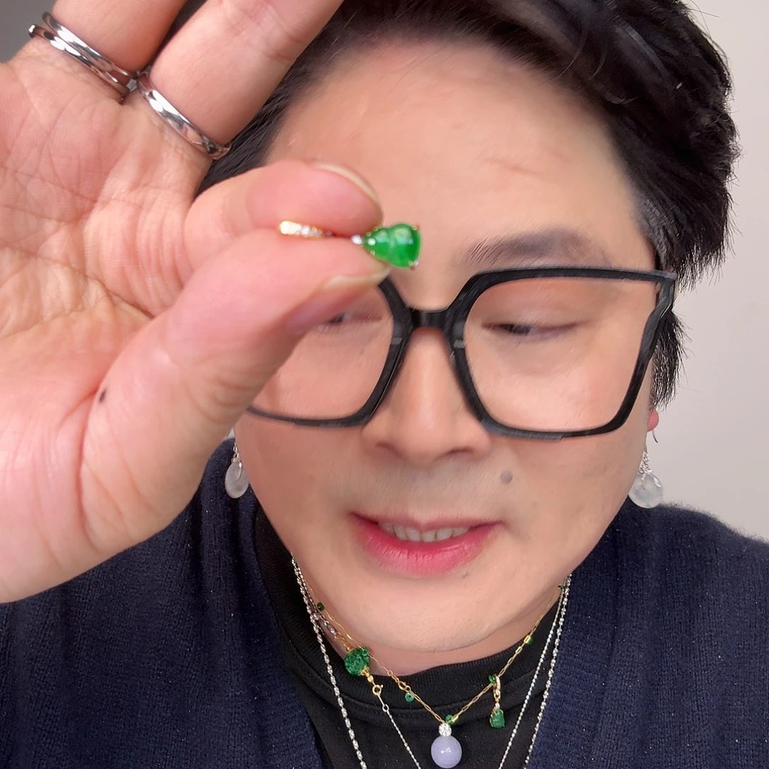 翡翠未镶嵌颈饰一件