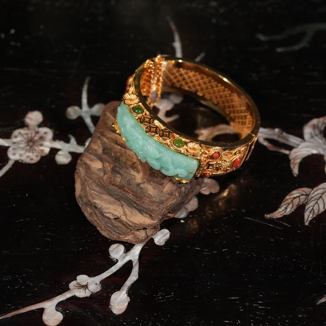 1.17香港王老板-翡翠a货镶嵌手镯6k799