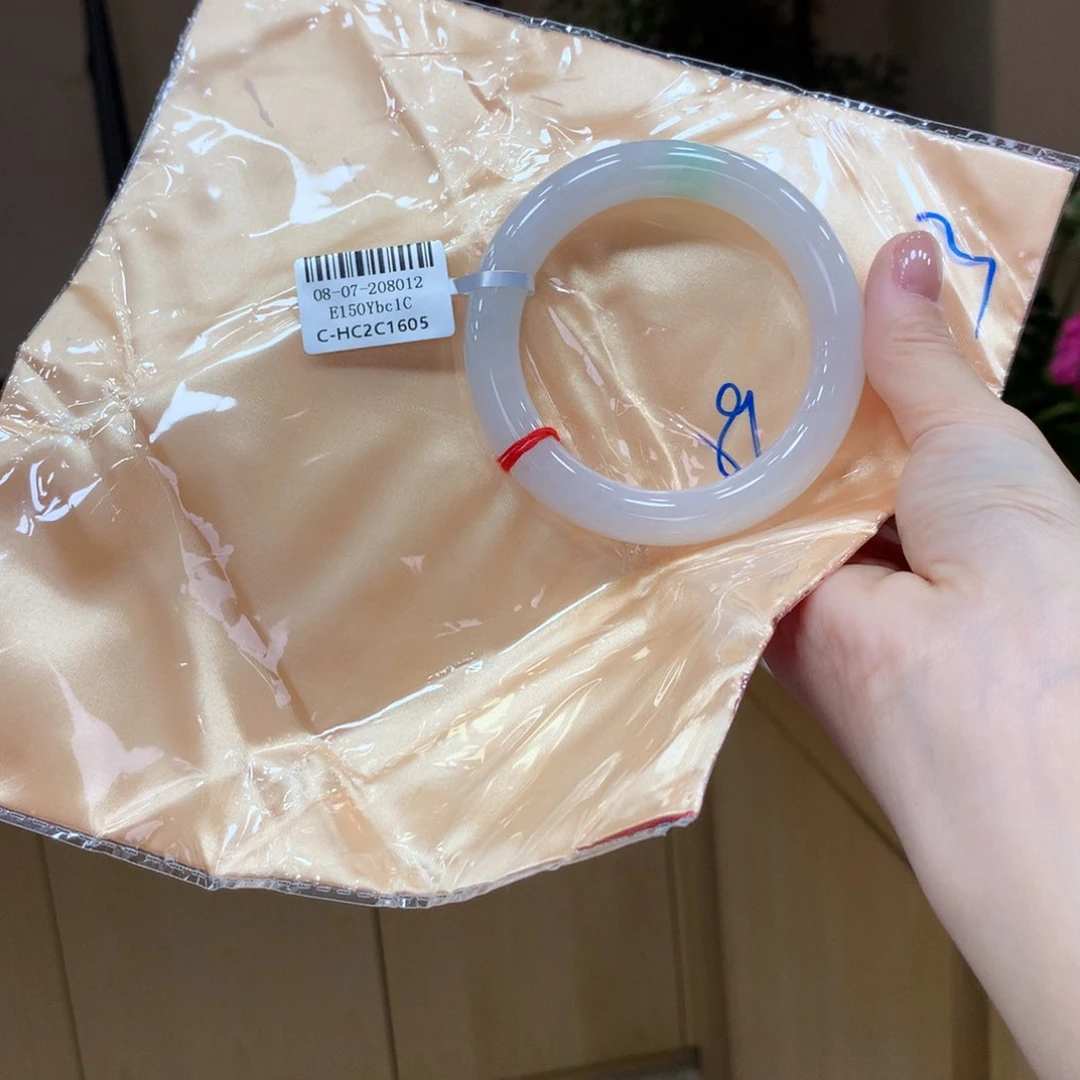 翡翠手镯未镶嵌不退不换