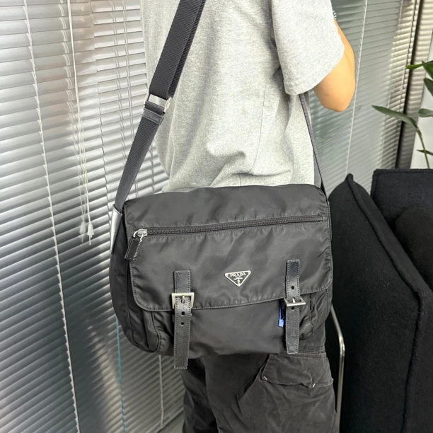 95新 Prada/普拉达 黑银降落伞邮差单肩斜挎包 jc