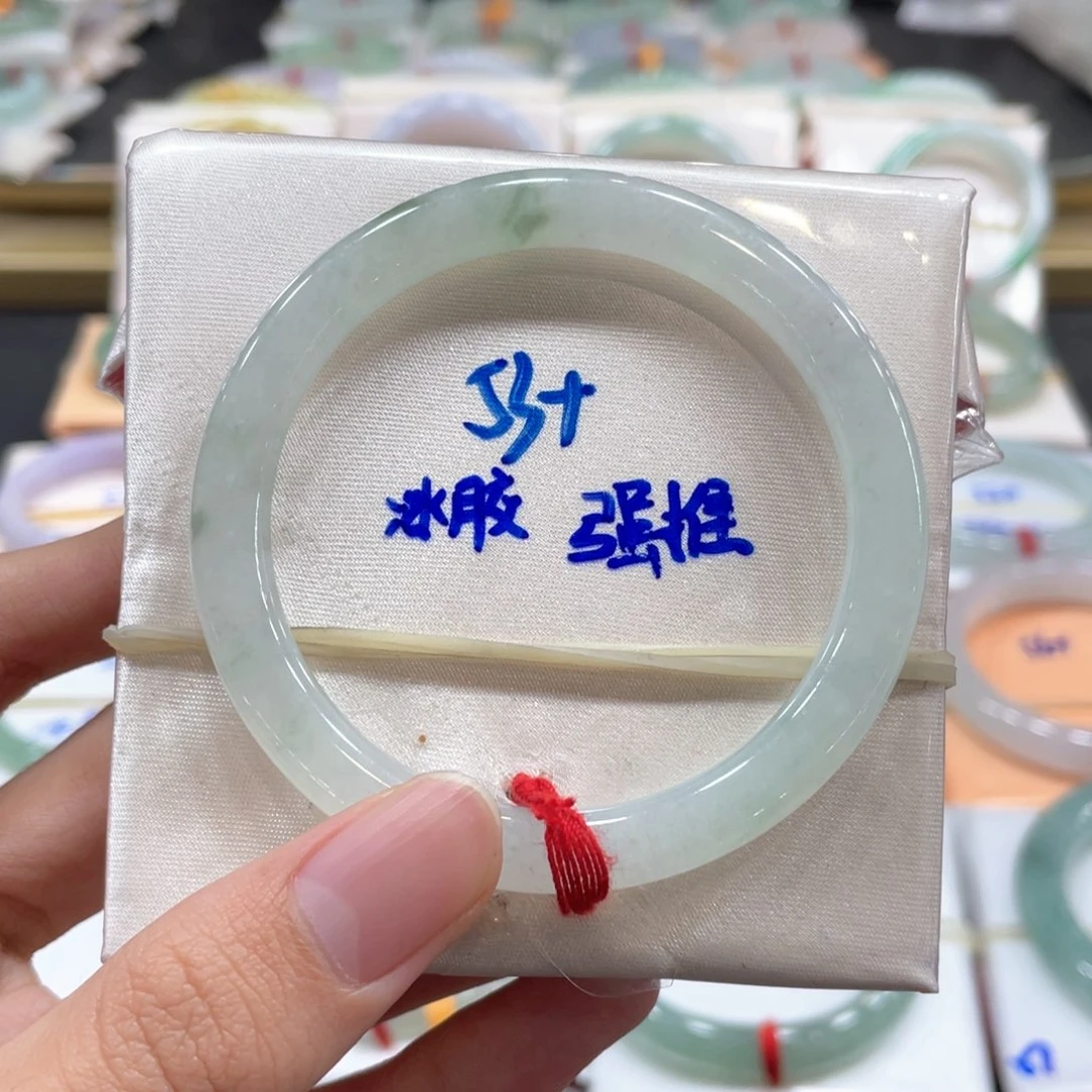 翡翠手镯未镶嵌翡翠手镯