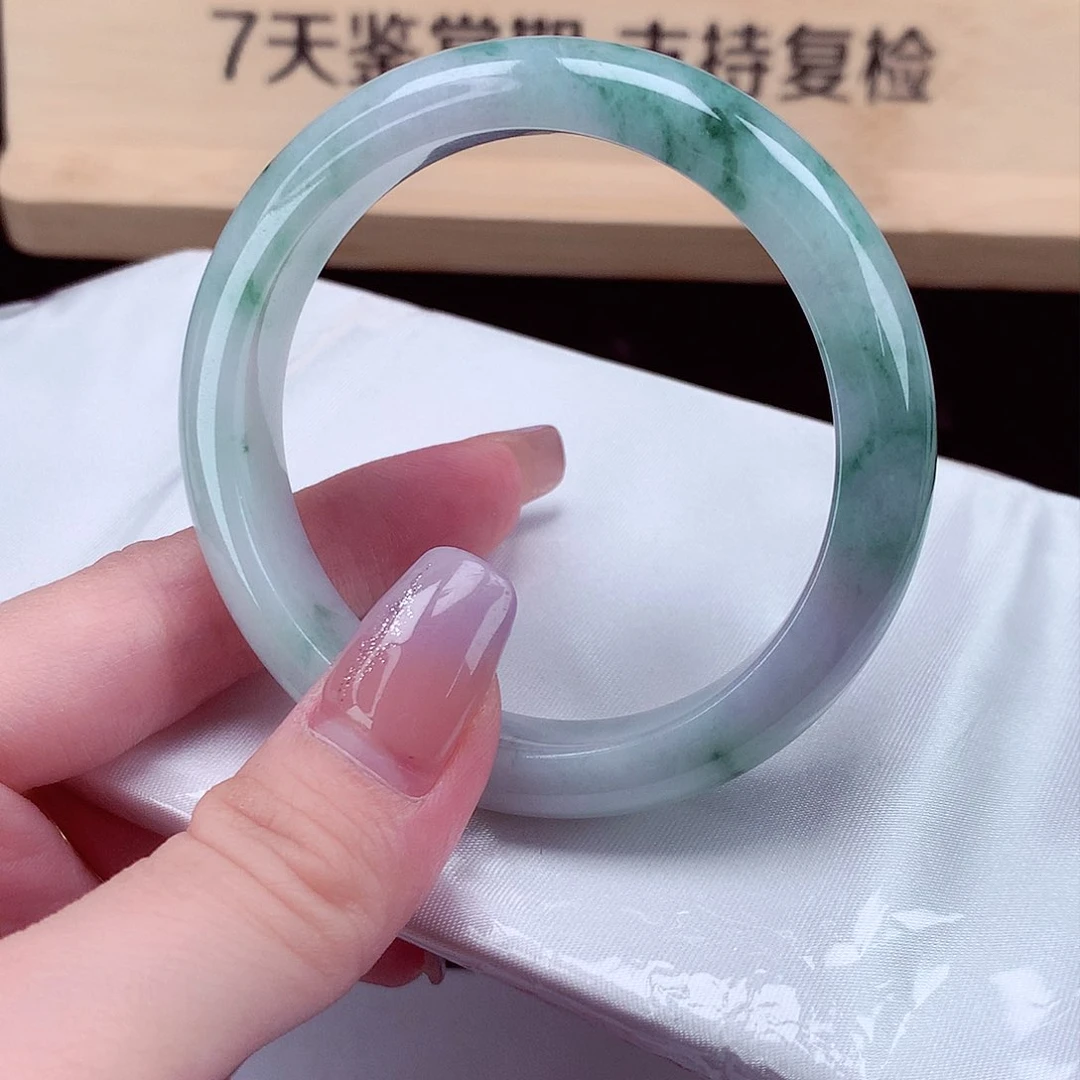 翡翠手镯未镶嵌翡翠