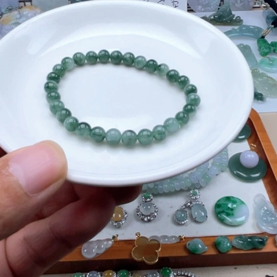 翡翠未镶嵌颈饰翡翠草绿