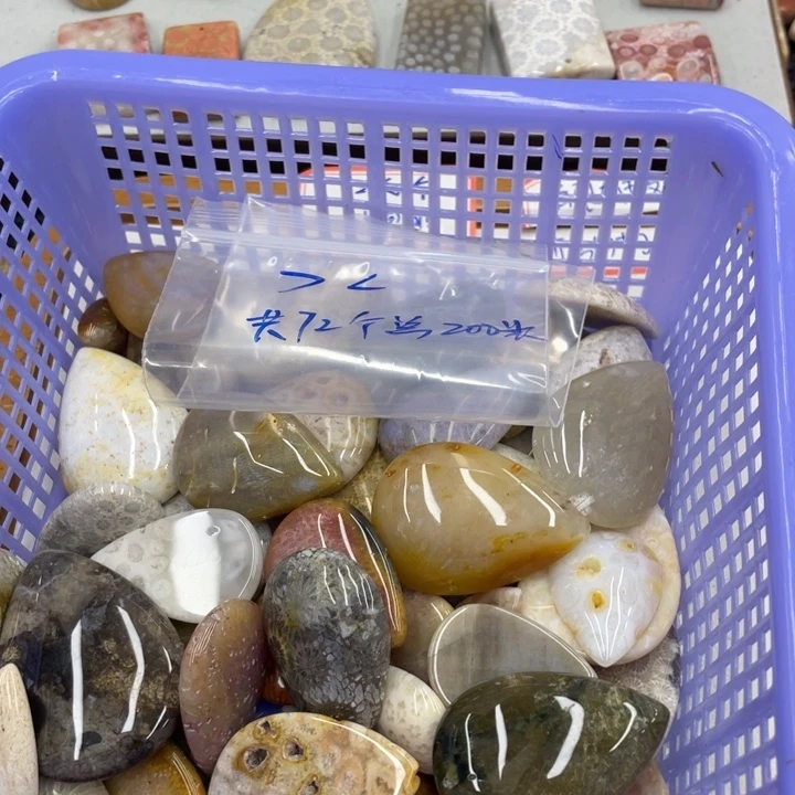 >***<硅化珊瑚（珊瑚玉）合金颈饰