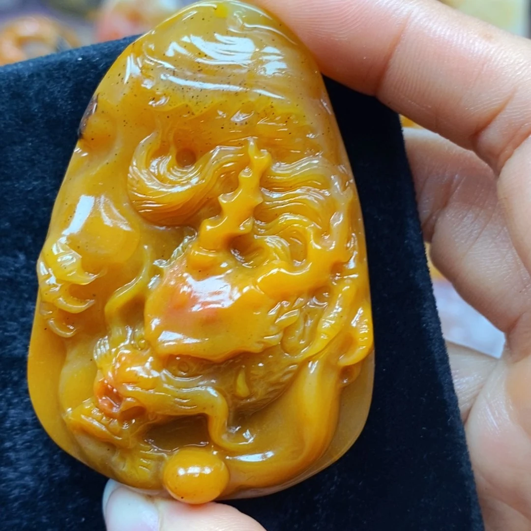 未镶嵌石英质玉（黄龙玉）颈饰