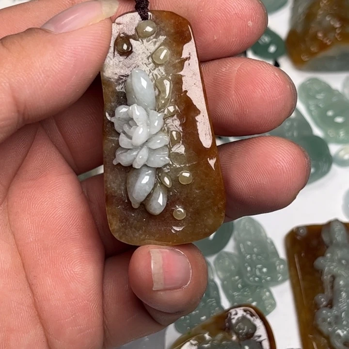 翡翠未镶嵌颈饰荷花