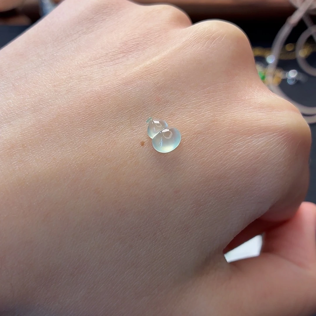 翡翠未镶嵌颈饰葫芦