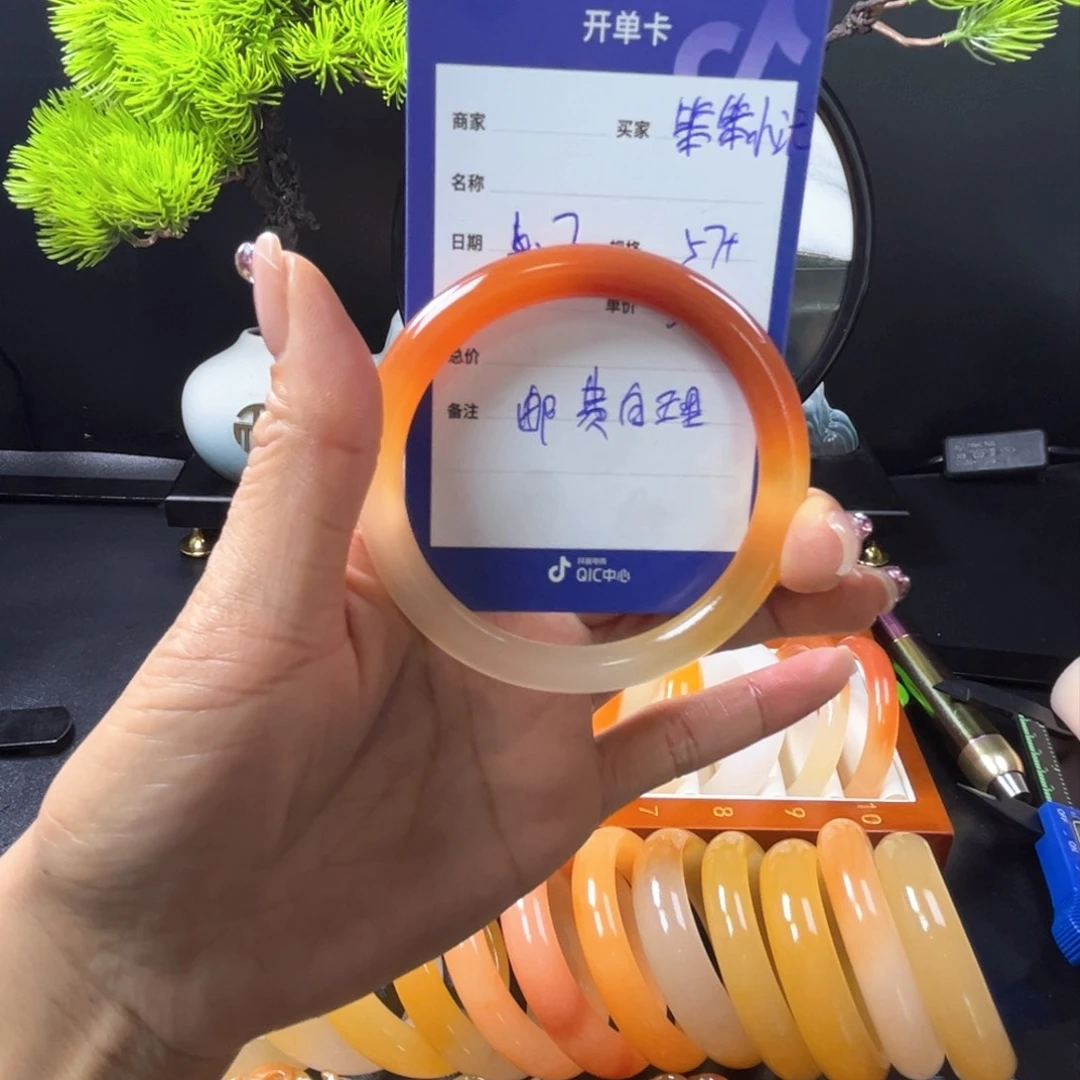 石英质玉手镯未镶嵌笨***人